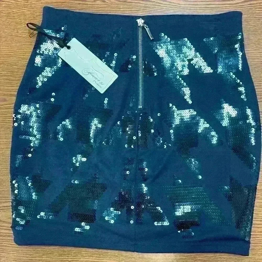❤️ NWT- FOREVER 21 Exclusive Navy Skirt with sequence accents - Picture 2 of 6